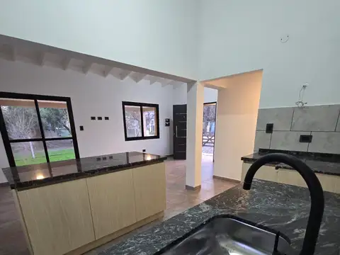 Casa 4 ambientes con 2 baños