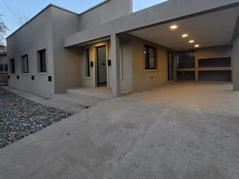 SG INMOBILIARIA VENDE Hermosa casa minimalista de 3 dormitorios 2 baños uno en suite   Barrio Las Magdalenas – Merlo, San Luis A solo 11 cuadras de la Plaza Principal y de la Municipalidad. Características de la propiedad:  89 m² cubiertos.  28 m² sem