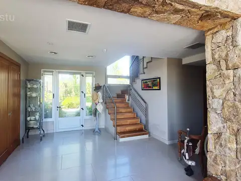 Casa 6 ambientes con 4 baños