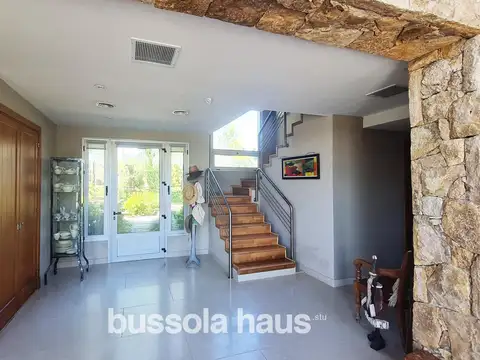 Casa 6 ambientes con 4 baños
