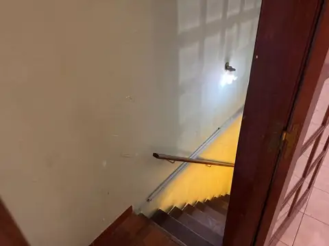 Casa 8 ambientes con 2 baños