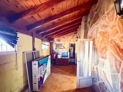 Casa 6 ambientes con 2 baños