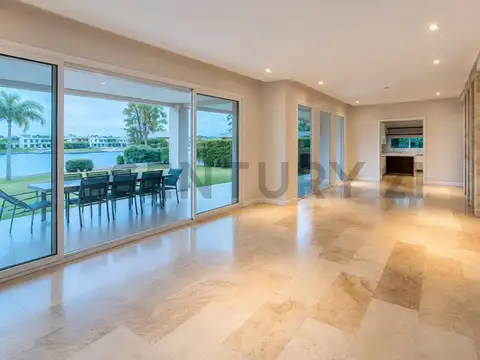 Casa en Alquiler con 6 cocheras