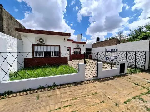 CASA 3 AMB., C/JARDÍN, ENTRADA DE AUTO, Y FONDO 10 X 20