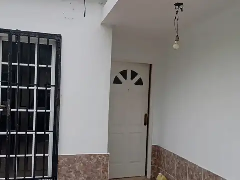 Depto Tipo Casa en Alquiler en Castelar, $ 800.000