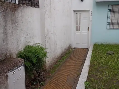 CASA PH DE 3 AMBIENTES CON PATIO EN ALQUILER - CASTELAR SEUR