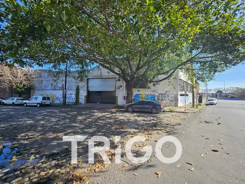Oportunidad ubicación estratégica Galpón en venta 4000 metros esquina uso industrial Avellaneda CABA