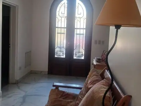 Casa en Alquiler con 4 cocheras