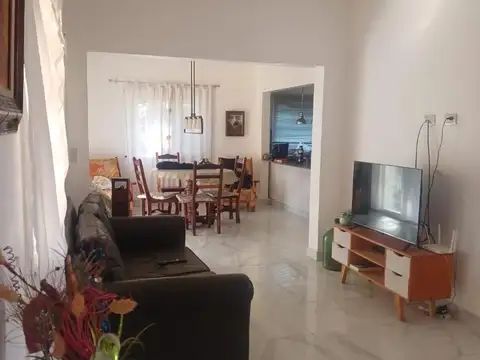 Casa en Alquiler con 4 cocheras
