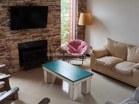 CASA 3 DORMITORIOS, SOBRE 2 LOTES - CALLE GUIRALDES 300