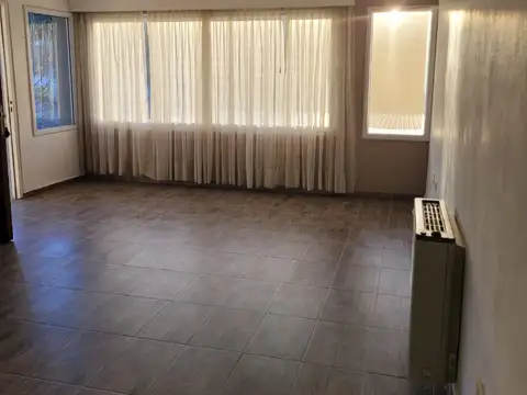 Casa 7 ambientes con 2 baños