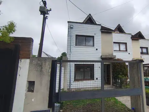 VENTA DUPLEX 4 AMB. ADROGUE GARAGE Y FONDO LIBRE