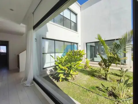 Casa 7 ambientes con 5 baños