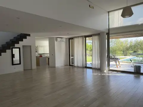Casa en Alquiler en El Cantón - Barrio Islas, USD 1.700