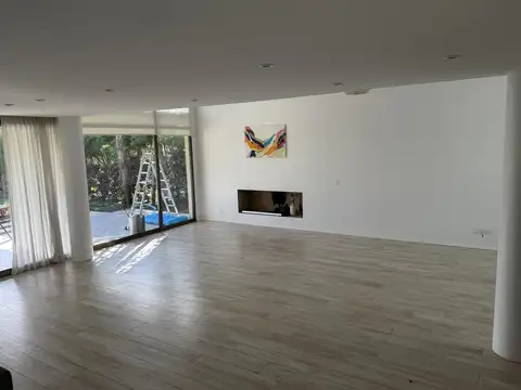 Casa en Alquiler con 2 cocheras