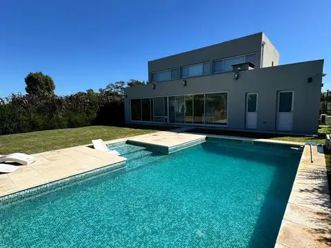 Casa en Venta con 2 cocheras