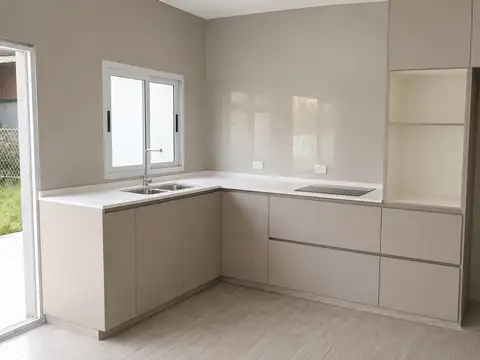 Casa en Alquiler con 2 cocheras