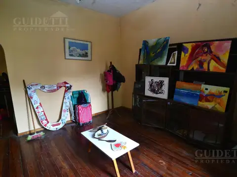 Venta Casa con jardín al frente Garage -  metros de Plaza Mackenna-  Saavedra