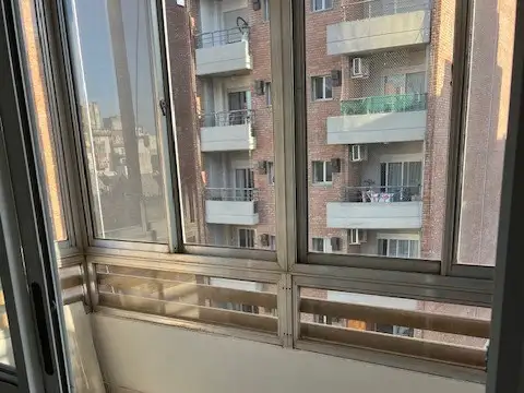 Departamento reciclado a estrenar. Dos dormitorios, dos baños. Ventilacion cruzada