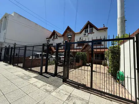 Venta| Casa 4 ambientes con cochera y jardín | Saavedra