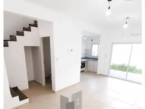 Depto Tipo Casa en Alquiler en Ituzaingo Sur, $ 1.100.000