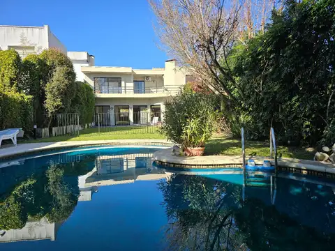 Increíble casa en el corazón de Parque Aguirre, Acassuso, con un jardín soñado.