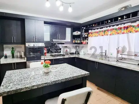 Casa en Venta con 4 cocheras