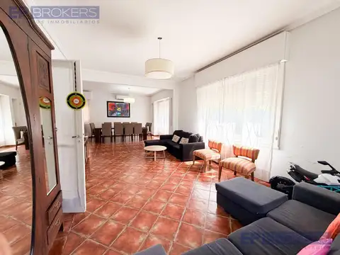 Venta Casa en Hurlingham 6 amb. BARRIO INGLES