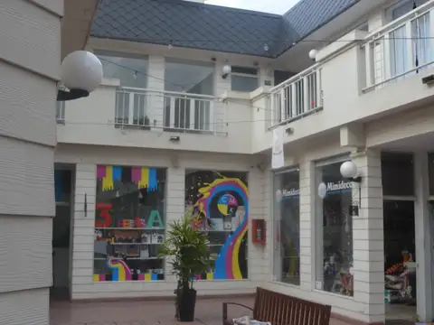 LOCAL   - GALERIA PASEO VICTORIA FUNES, AMPLIO CON ENTREPISO Y BAÑO PROPIO
