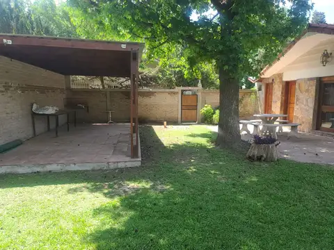 Casa en alquiler. 2dormitorios, pileta, todos los servicios