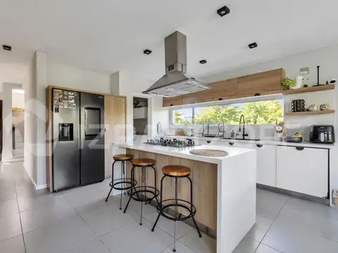 Casa en Venta con 2 cocheras