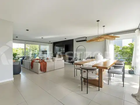 Casa en venta en lote central en Ayres Plaza, de tres dormitorios más escritorio