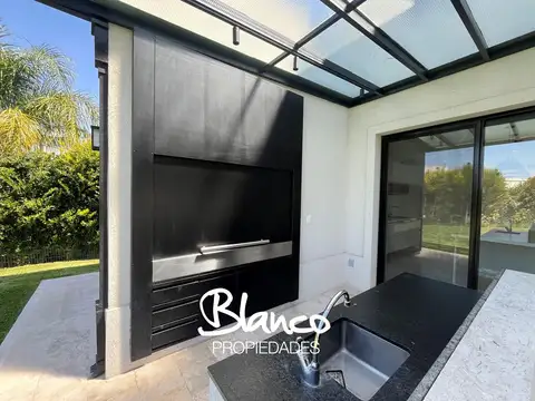 Casa 5 ambientes con 4 baños