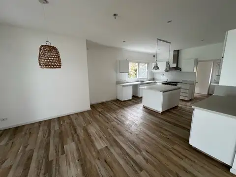 Casa en Alquiler con 2 cocheras