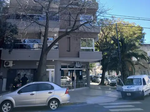 EXCELENTE SEMIPISO,  2 AMBIENTES AL FRENTE, CON BALCON ATERRAZADO,  A ESTRENAR, BAÑO Y TOiñ