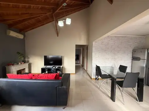 Casa 7 ambientes con 2 baños