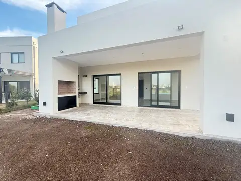 Casa 5 ambientes con 3 baños
