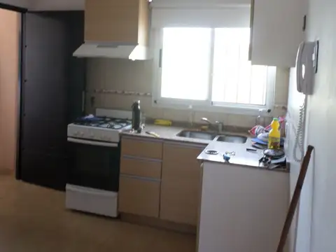 Departamento tipo casa 1 amb. 2piso x escalera