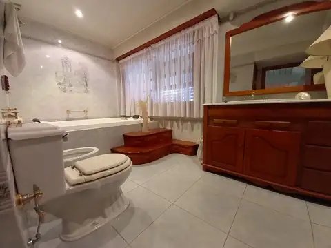 Casa en Venta con 3 cocheras