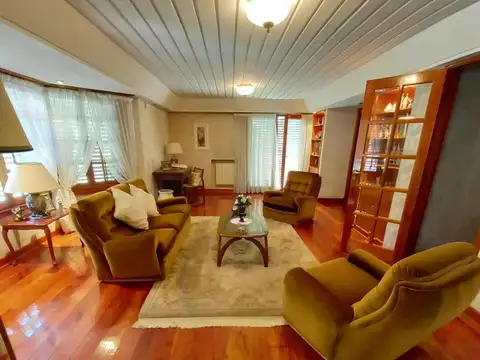 Chalet 6 ambientes sobre dos lotes Parque Luro