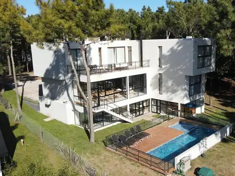 Casa en venta - 6 Dormitorios 8 Baños - Pinamar