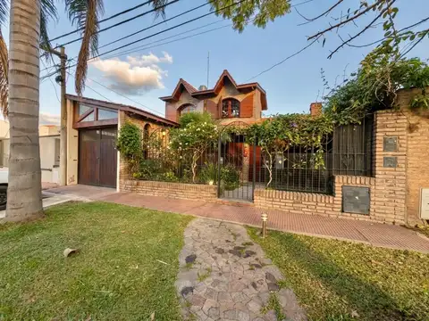 VENTA / PERMUTA – CASA 4 DORMITORIOS CON JARDÍN, PARRILLERO Y COCHERA – LOMAS DE ALBERDI, ROSARIO