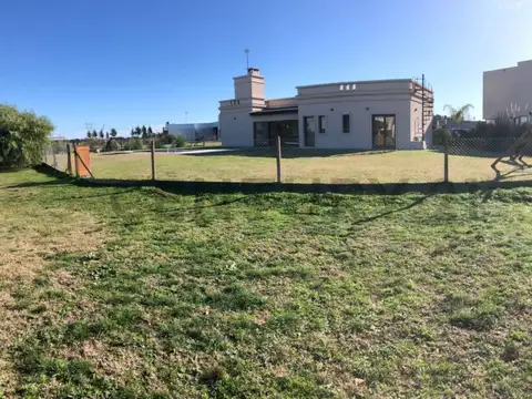 Casa en Alquiler con 1 cochera