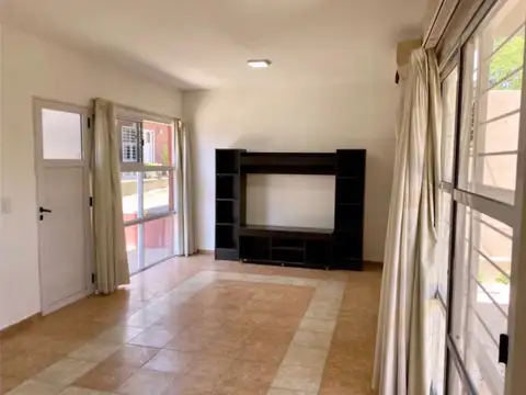 Duplex en venta: dos dormitorios, patio y cochera, con gas natural 