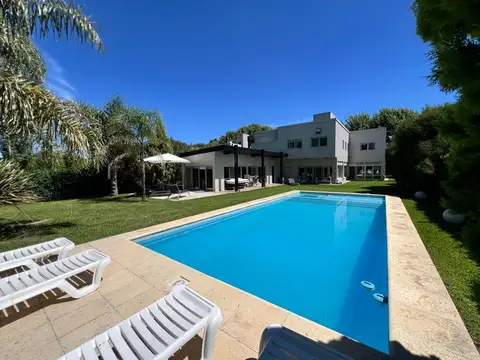 Casa de 6 dormitorios en venta en Haras del Sur I, La Plata
