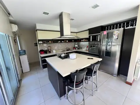 Casa 7 ambientes con 6 baños