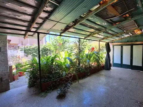 CASA  4 AMBIENTES C/COCHERA (A Refaccionar)