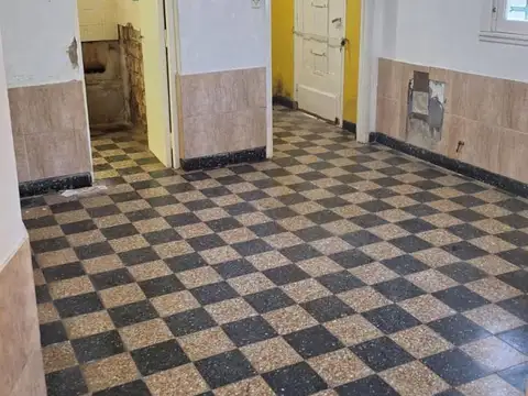CASA  4 AMBIENTES C/COCHERA (A Refaccionar)