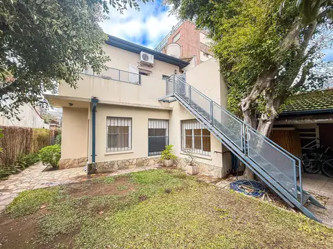 Casa de 2 Plantas en Venta, Con Jardín, Terraza y Cochera - Beccar, San Isidro