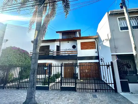 Magnifica casa de 5 amb con detalles de categoria, sobre lote de 10x31.